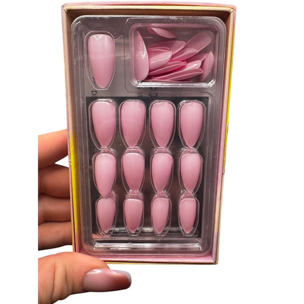 NWT Light Pink Press On Nails With 30 Nails & Glue